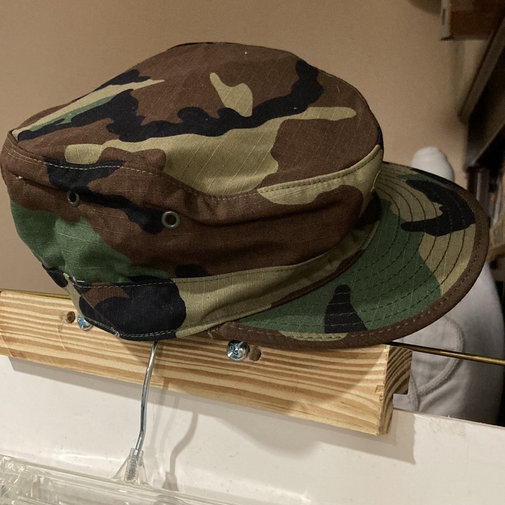 CAMOUFLAGE Unisex military–style flat-top CAP w/ Rivets and sewn brim; Sz 7 1/4